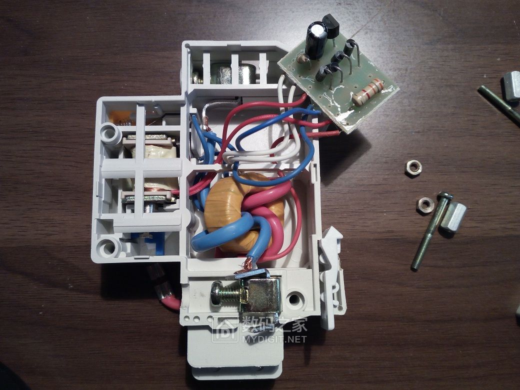 同价位的漏电保护器拆解  德力西 正泰 质量基本一样