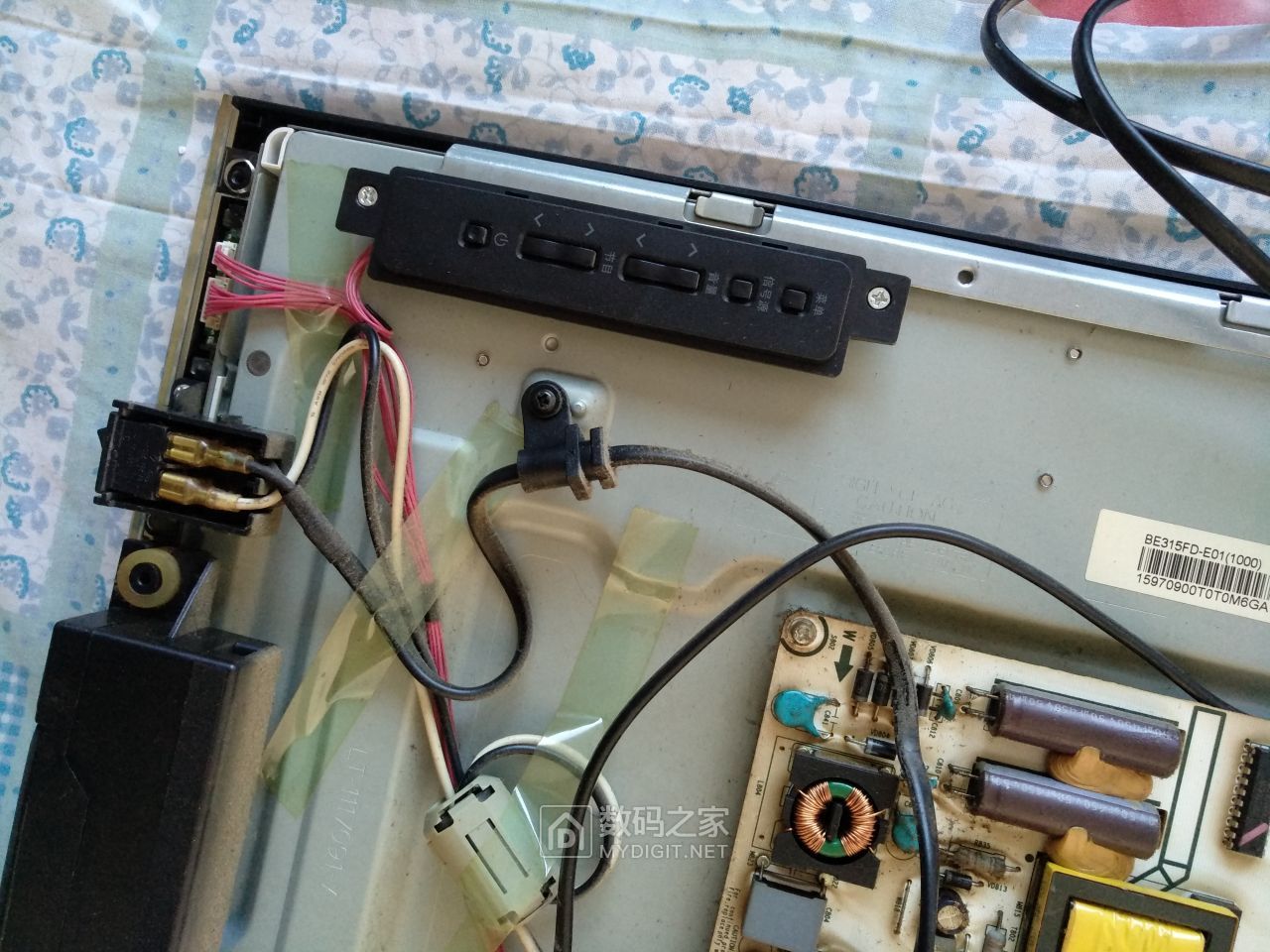 拆解碎屏的海信led32k310j3d液晶电视