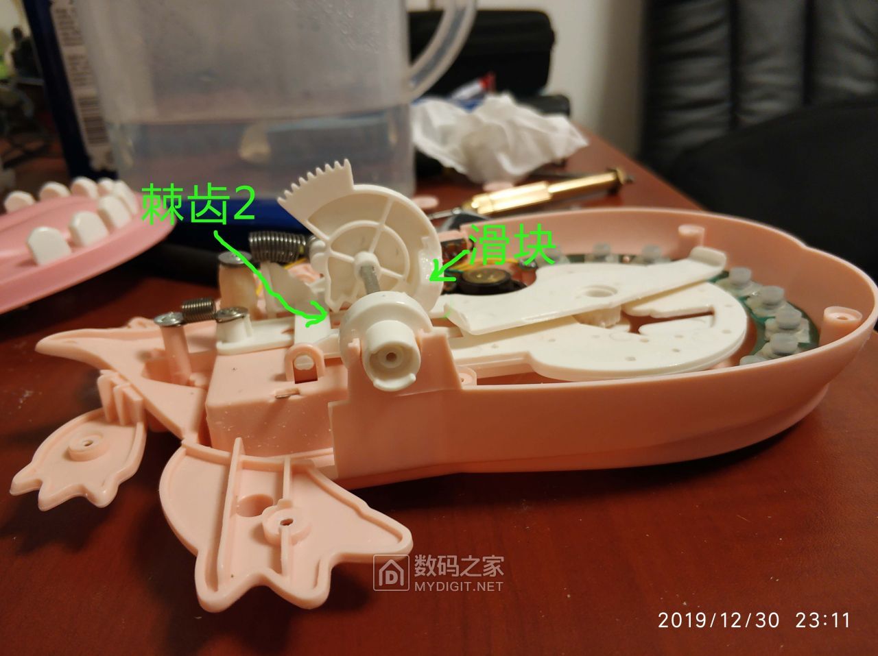 咬手鳄鱼玩具的拆修解析