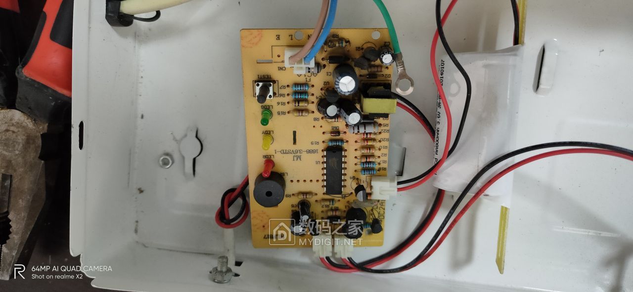 HDX汇大新 应急灯4电路板的一角有烧焦处.jpg