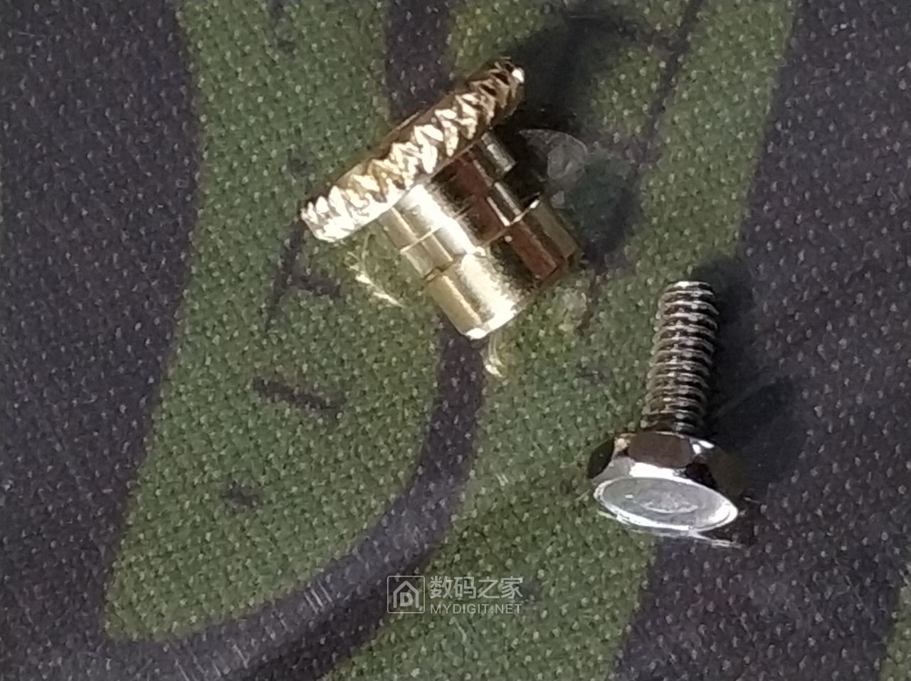 这个螺丝做工也是很用心的，随机带有两对.jpg
