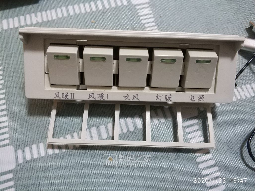 在家无聊,拆个浴霸开关,祝大家新年快乐