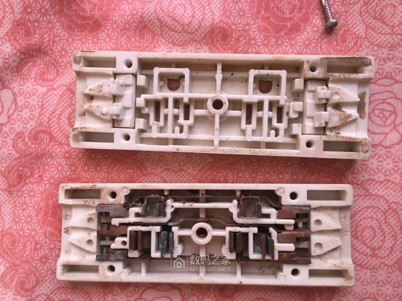 拆个松下电工压线式2孔位插座wk1512k