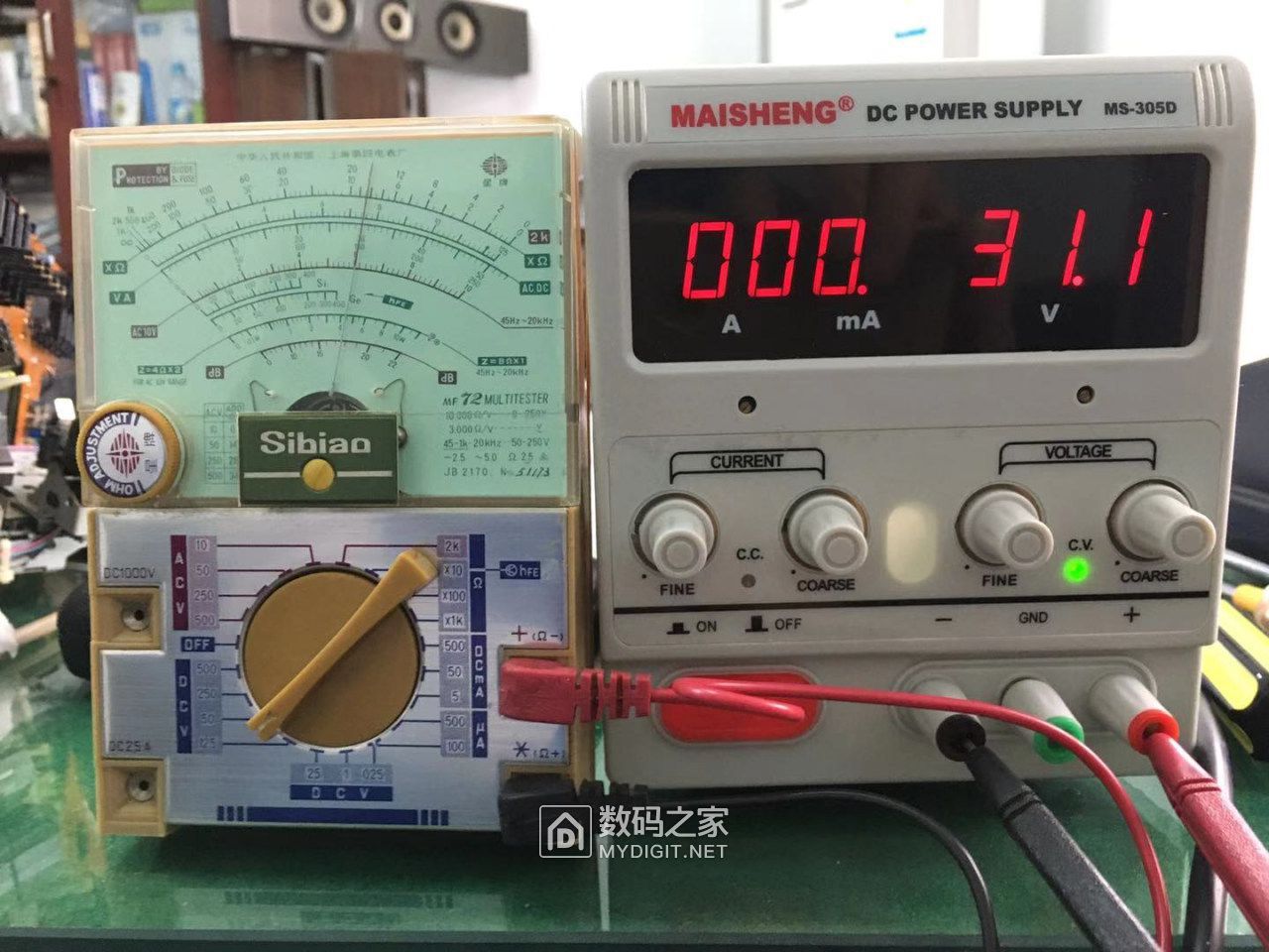 把电源输出电压调到最大，电源上电压显示比电表高1.1V，微调面板上电压小孔没变化。 ... ...
