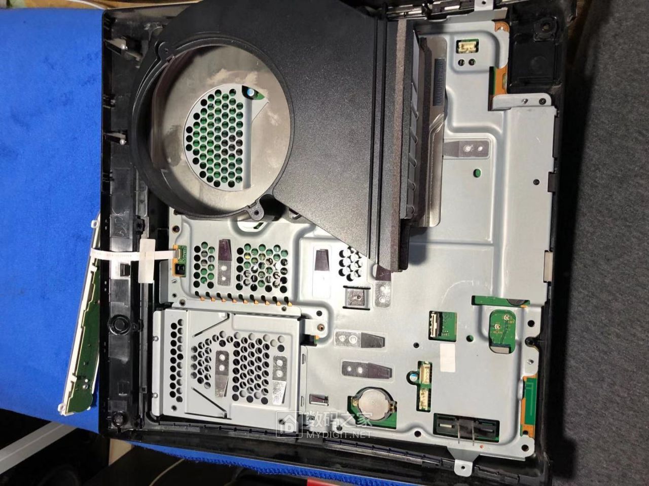 宅在家给ps3主机换主板电池和硅脂 - 拆机乐园 数码之家