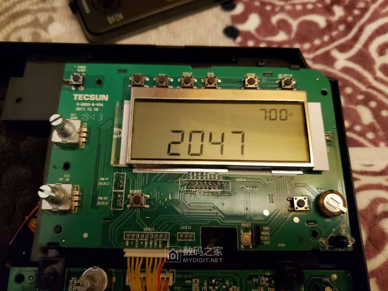 德生s8800的蓝色待机指示灯晚上太刺眼自己换成绿色的代价是牺牲