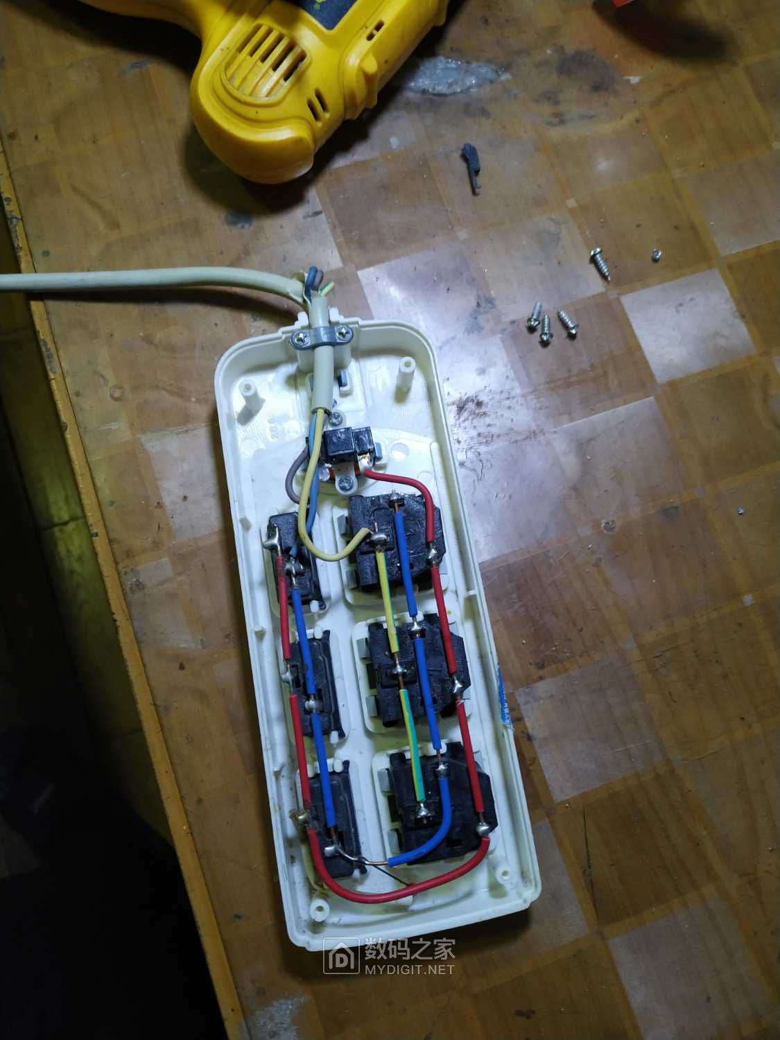 自制拆卸公牛插线板专用工具