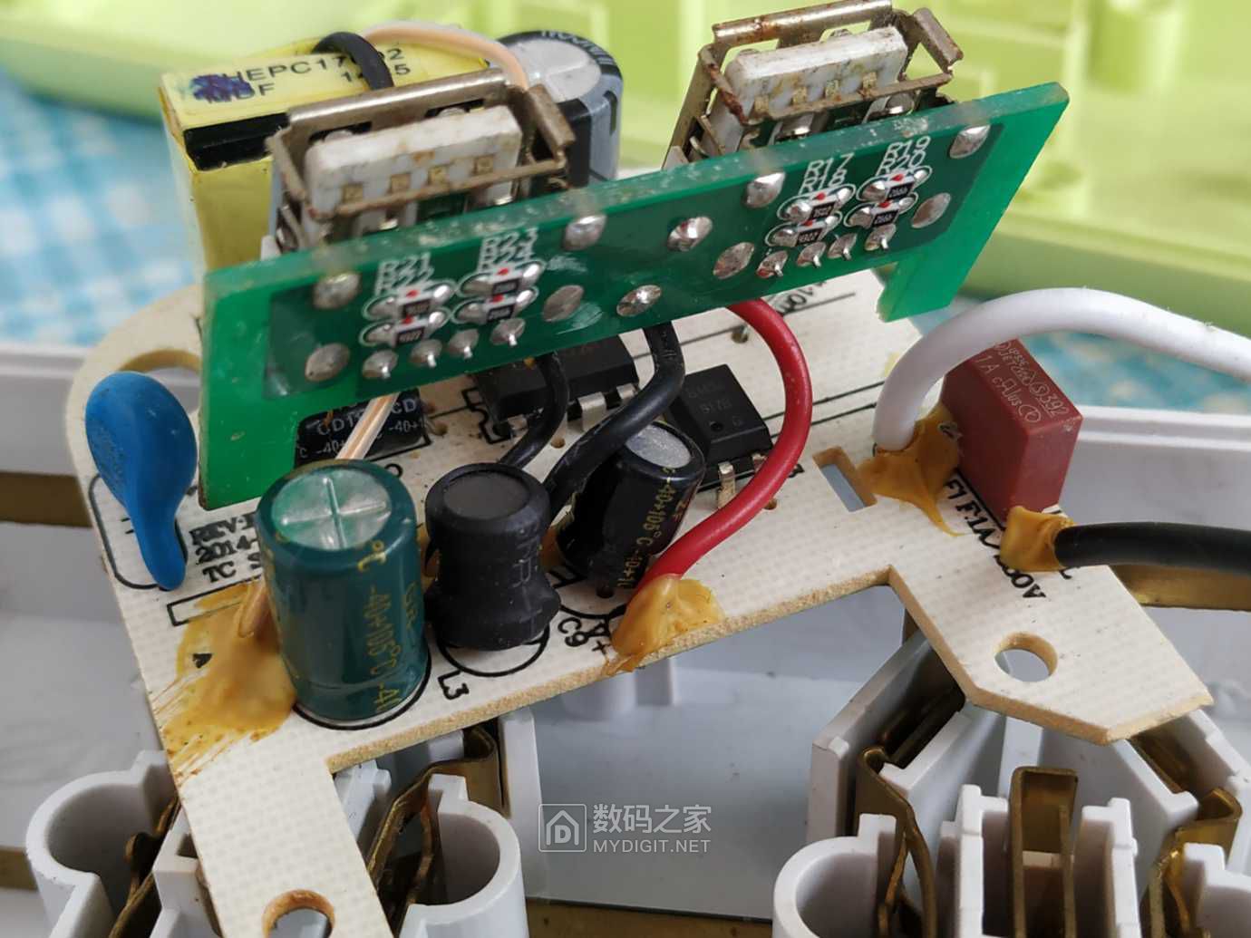 拆个不多见的船型开关换指示灯顺便看看这个玛雅排插的做工如何