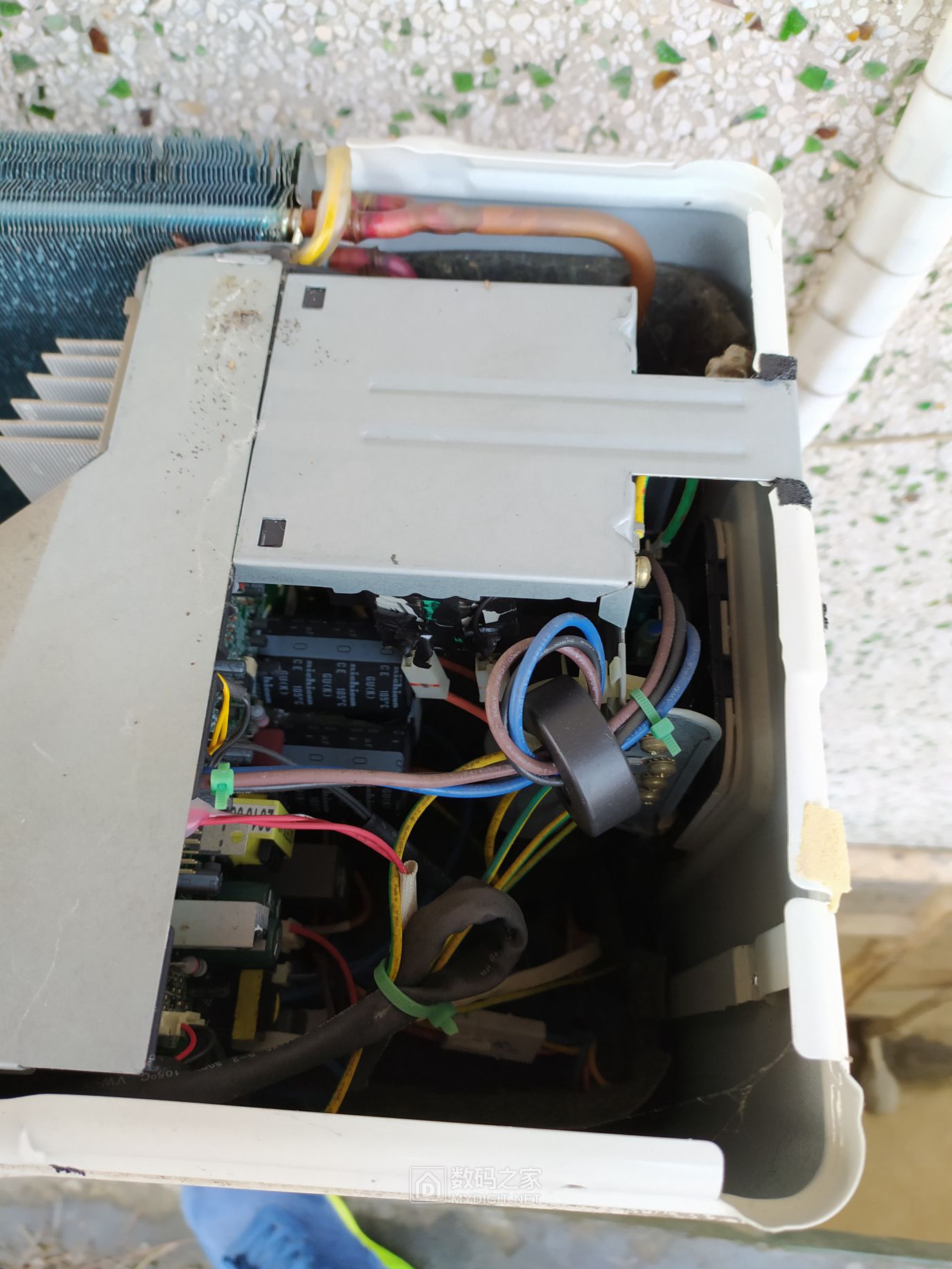 疫情期间在家闲的慌,格力空调外机拆开清清灰 - 拆机乐园 数码之家