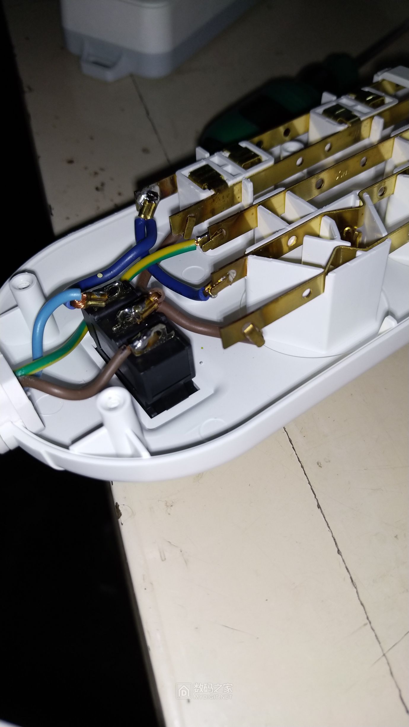 plugo普乐购排插拆解把铜排的优势都搞没了