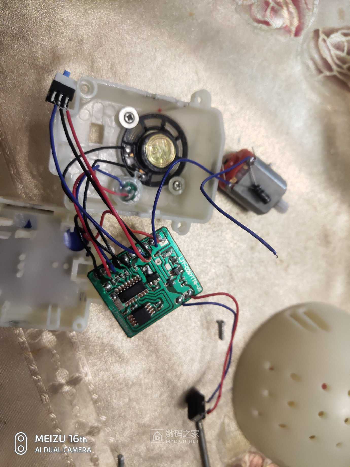 玩具跳跳猪马达短了找不到焊接的地方