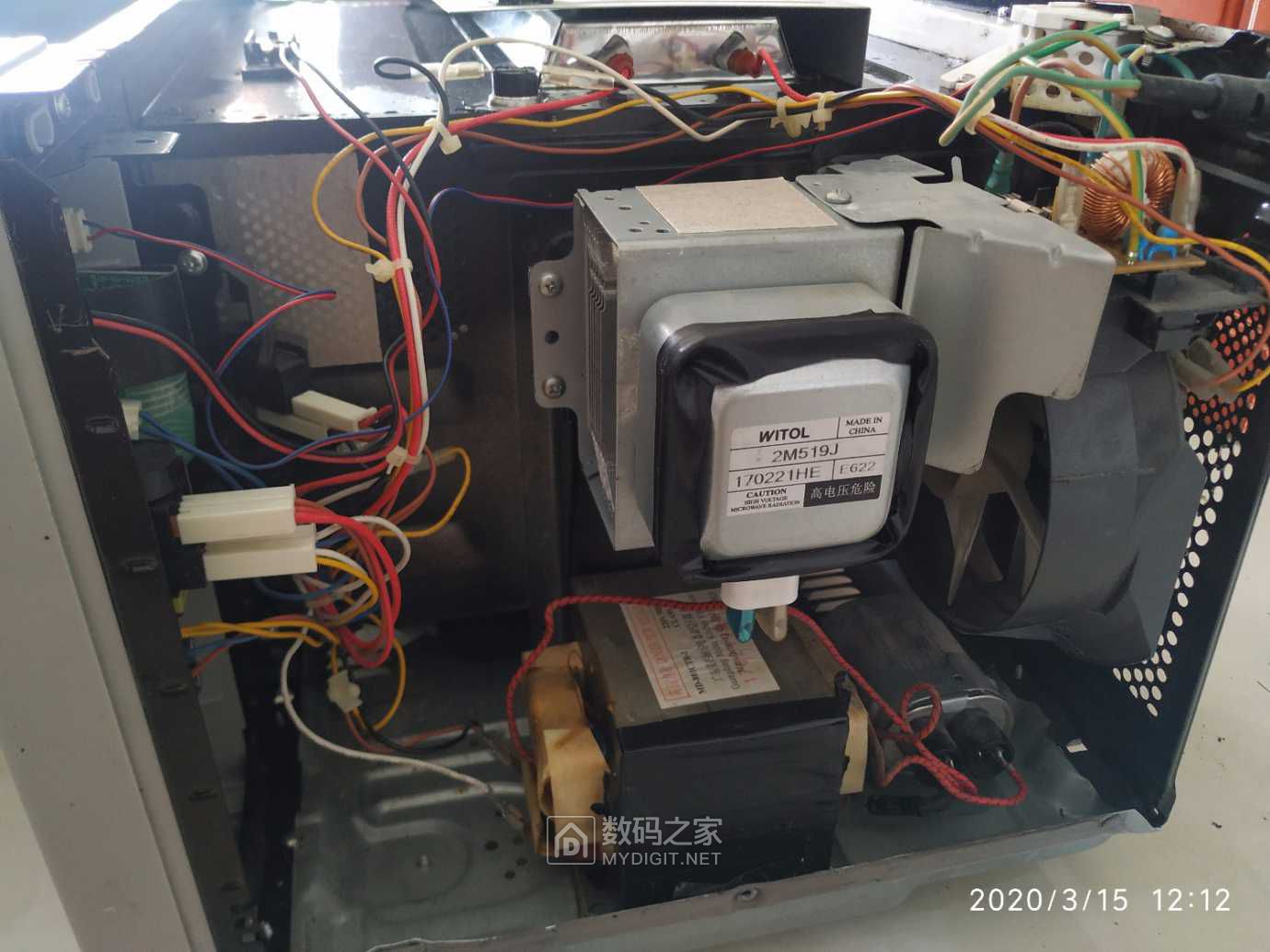 美的微波炉打开机盖正常盖上机壳无法正常运转