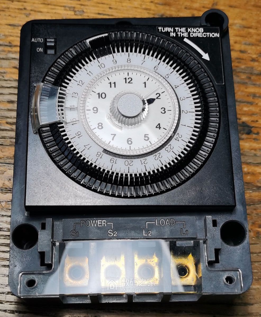 一个老式的机械定时控制器