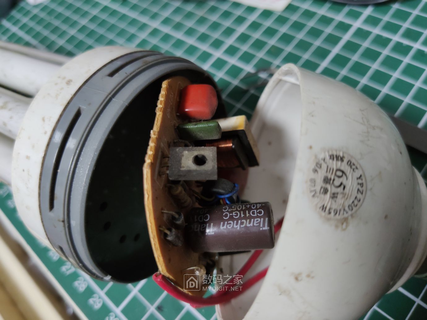 给节能灯换个电容 - 维修达人 数码之家