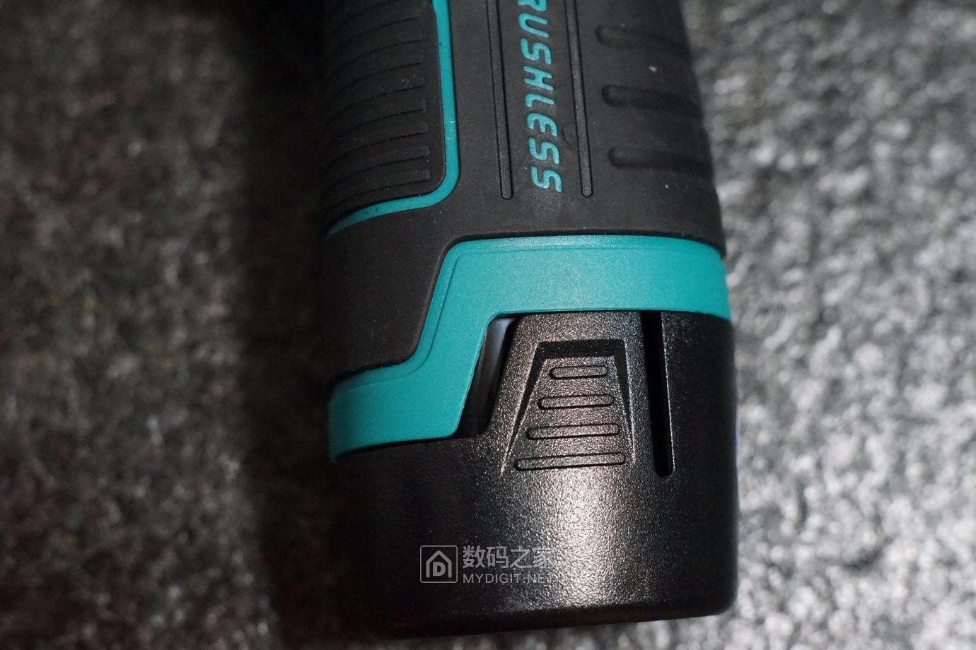 拆一个大艺12v手电钻电池买来用在我的无刷钻上