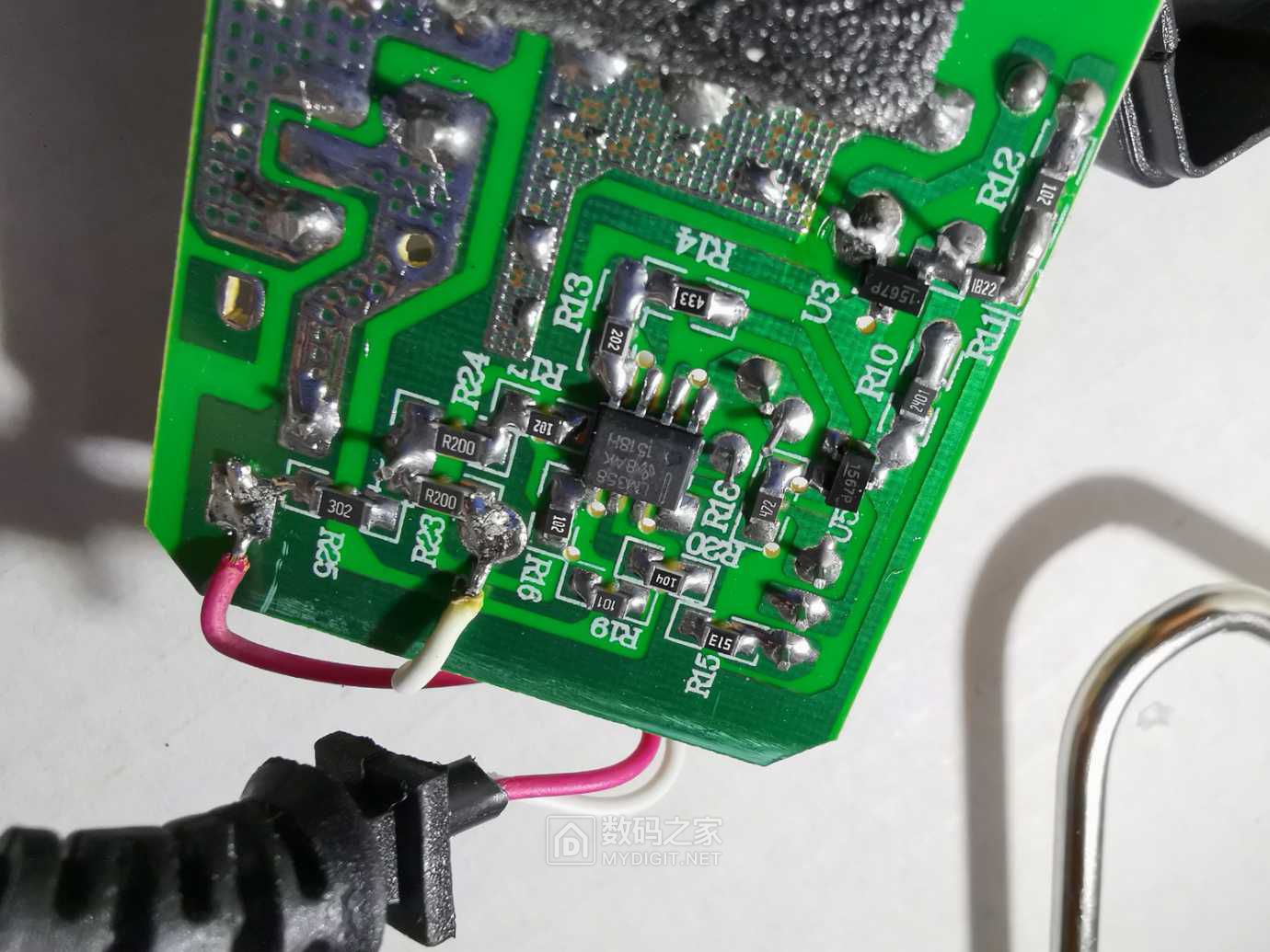 再拆一个21v锂电直充电器 je-2110