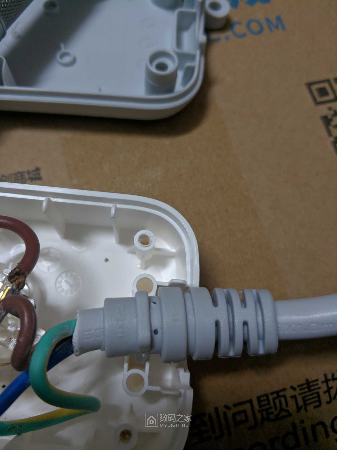 简单拆解立商城送的公牛插座