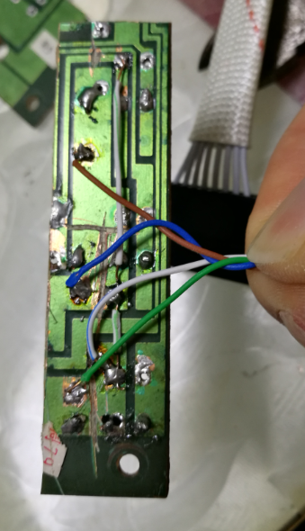 废板焊上鼠标微动开关，美工刀划断不需要的连接！