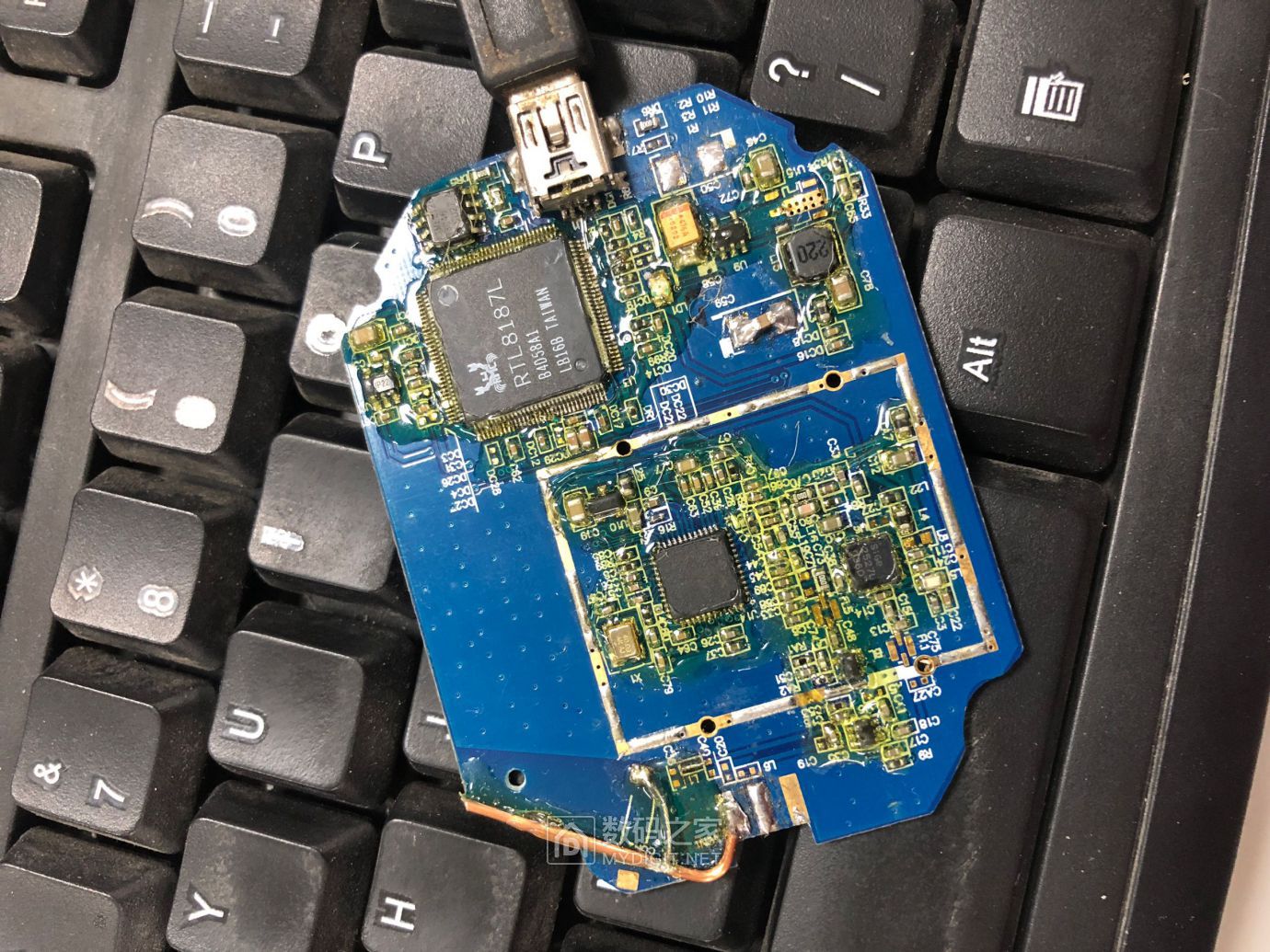 请问大师们笔记本的无线网卡上的2根线是随便接还是不能乱接呢