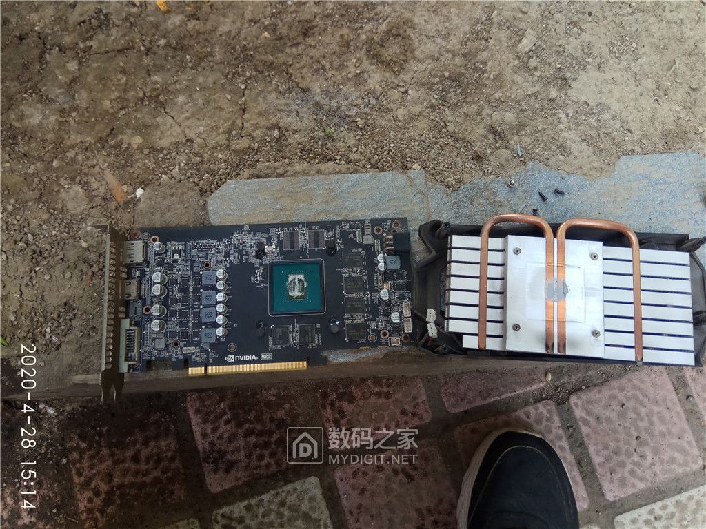 拆一块坏的耕升的gtx10603g显卡大佬看看这是不是显存烧了