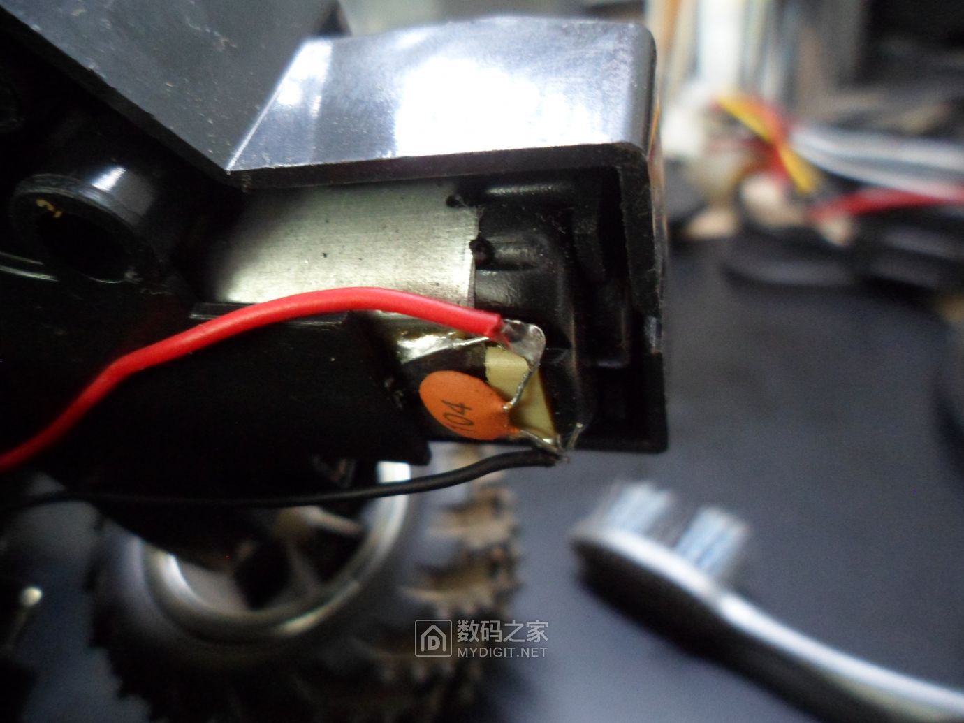 汽车上基本都是胶粘的就不拆了