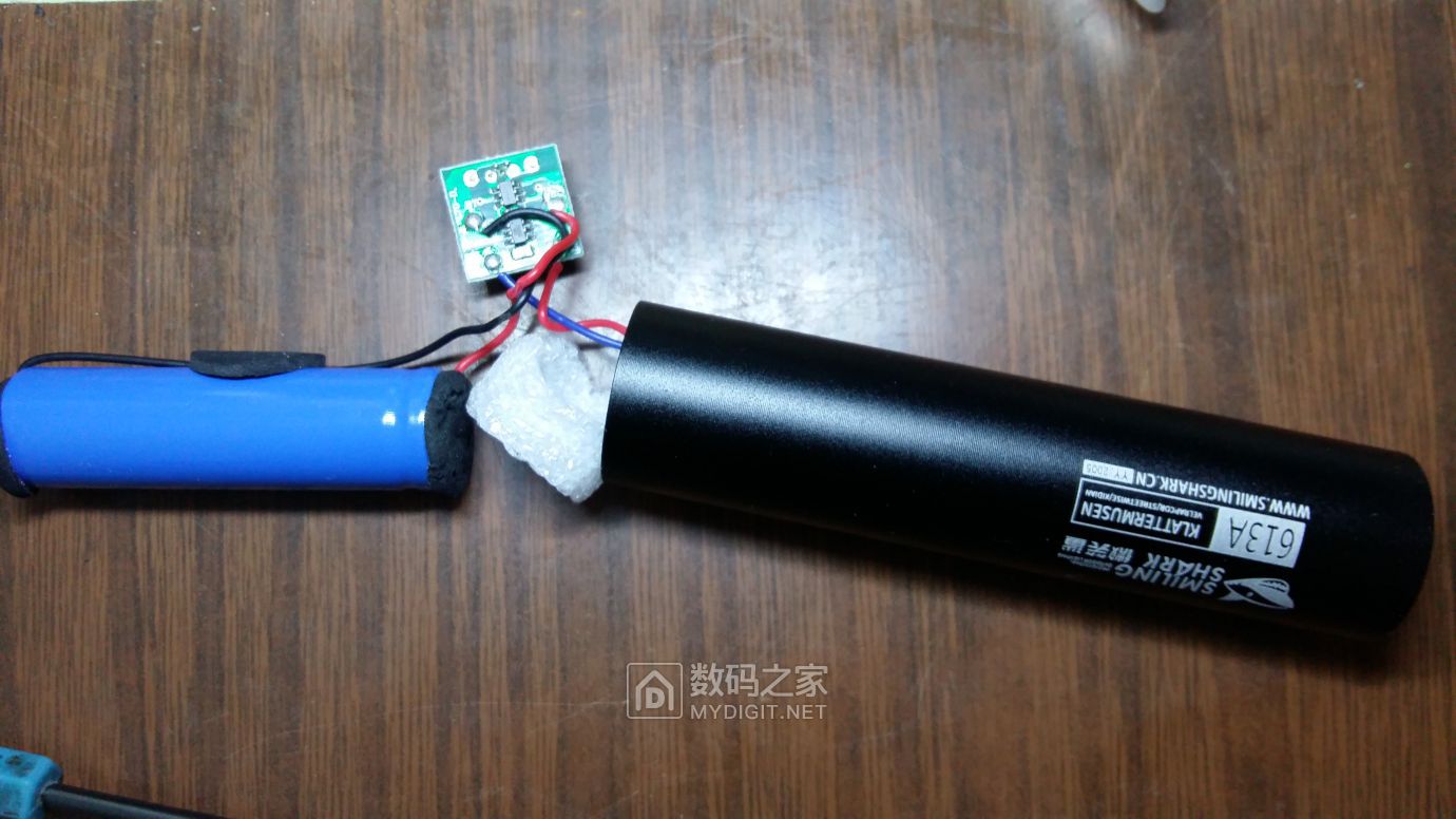 拆个白撸的58元微笑鲨小手电613a