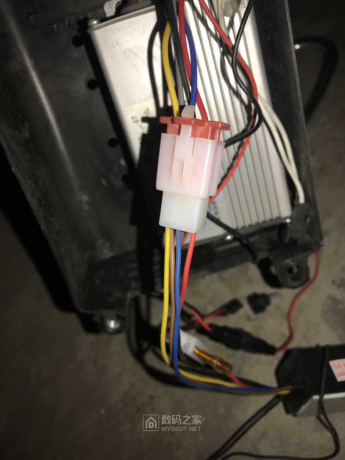 请教阿米尼电动车防盗器如何接线