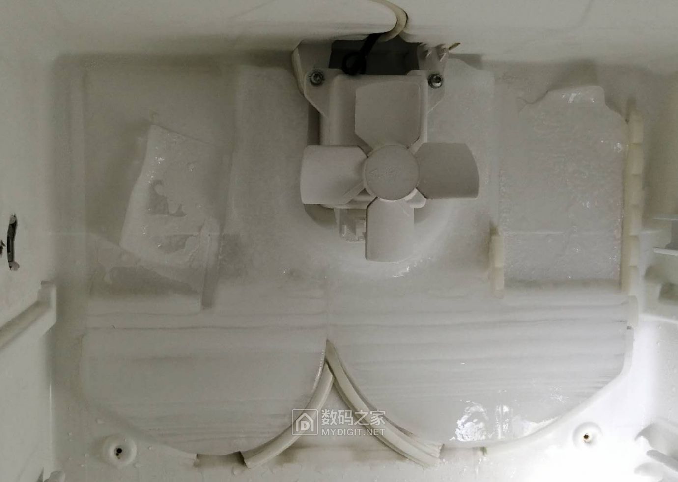 博世电冰箱零度保鲜格结冰拆修boschbcd218