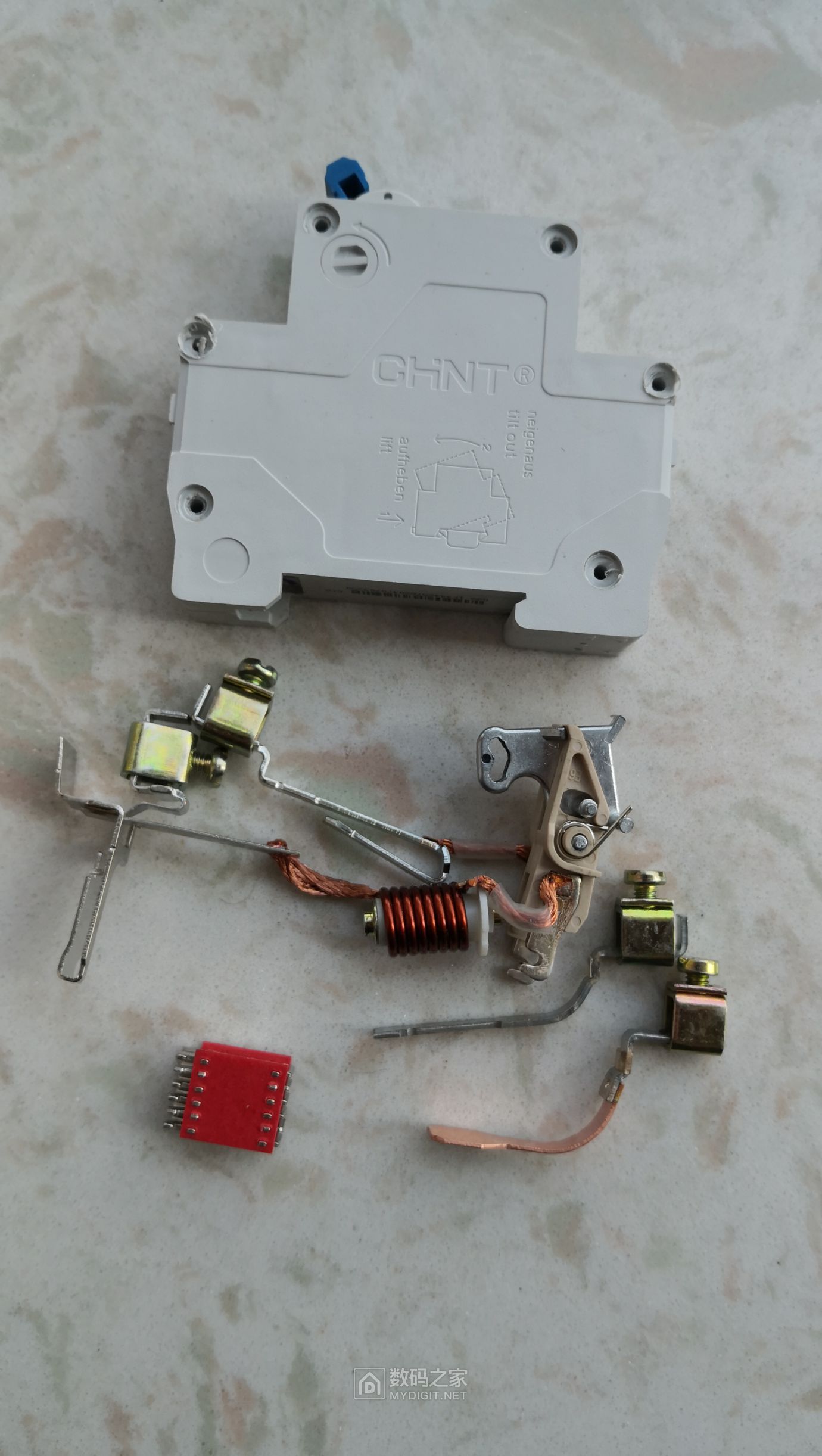 双断拆解正泰1pn空气开关