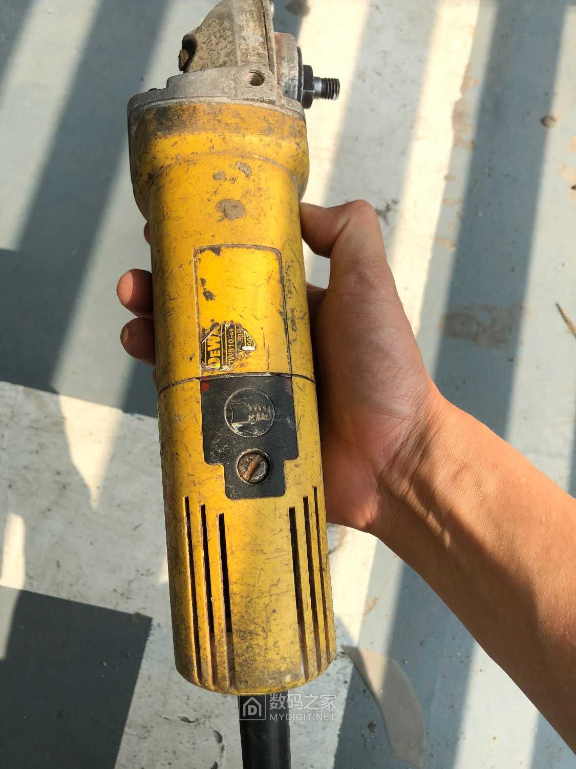 路过工地捡到一个貌似得伟的角磨机