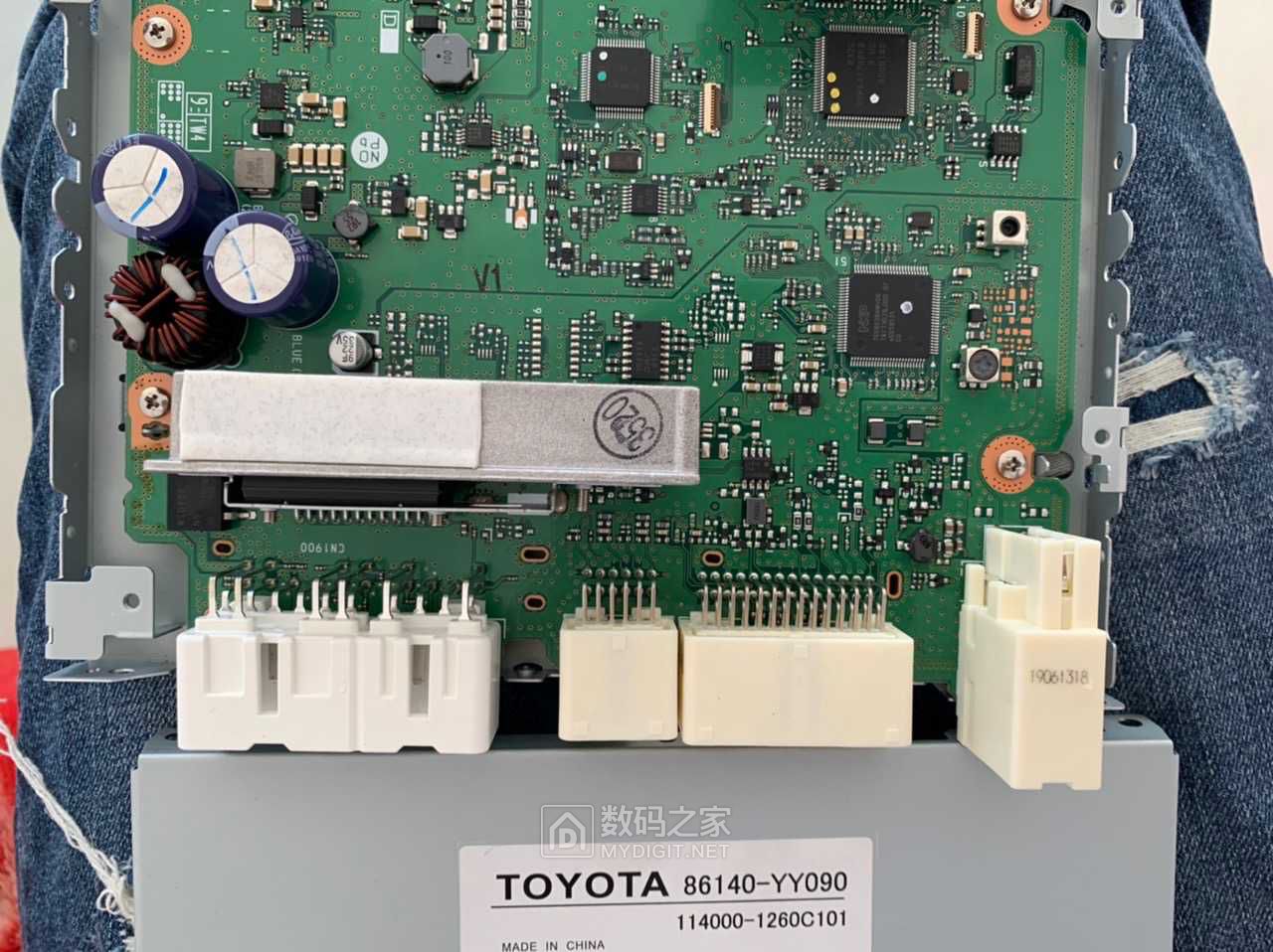 丰田新款雷凌卡罗拉原厂车机yy090简单拆解