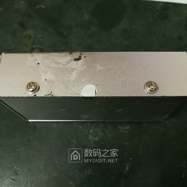 两边都有螺丝