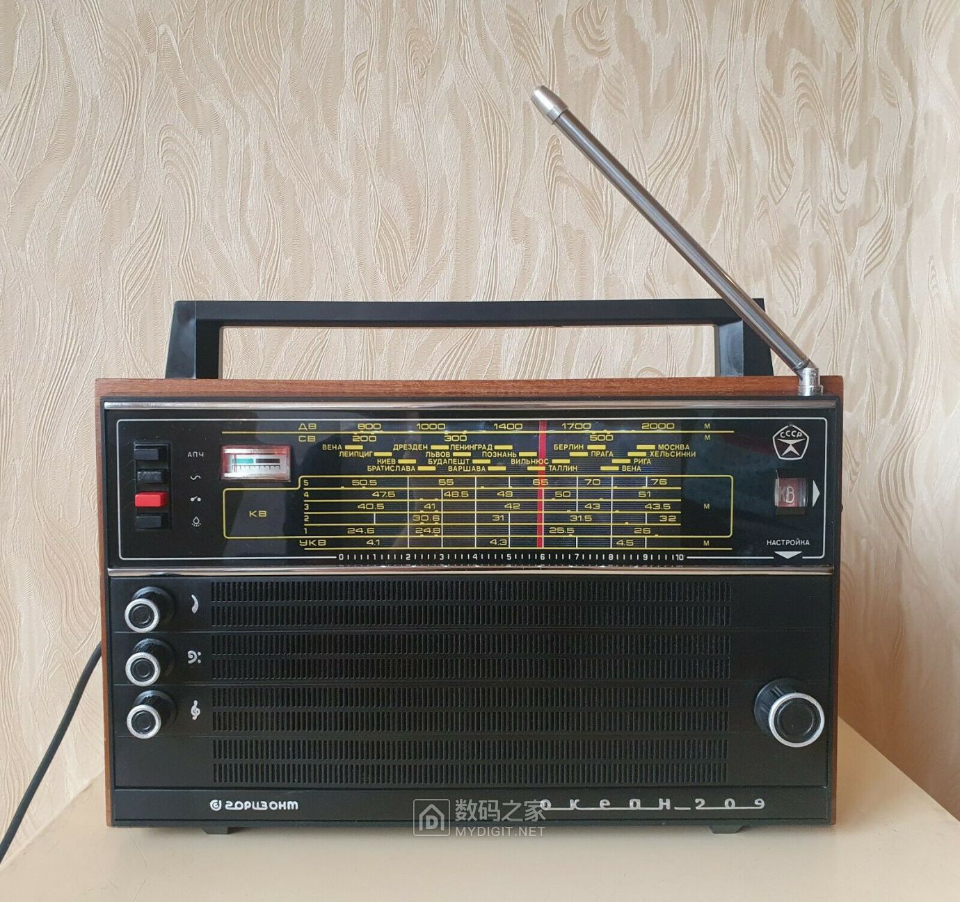 前苏联1976年产的全波段收音机拆机图赏析Океан209