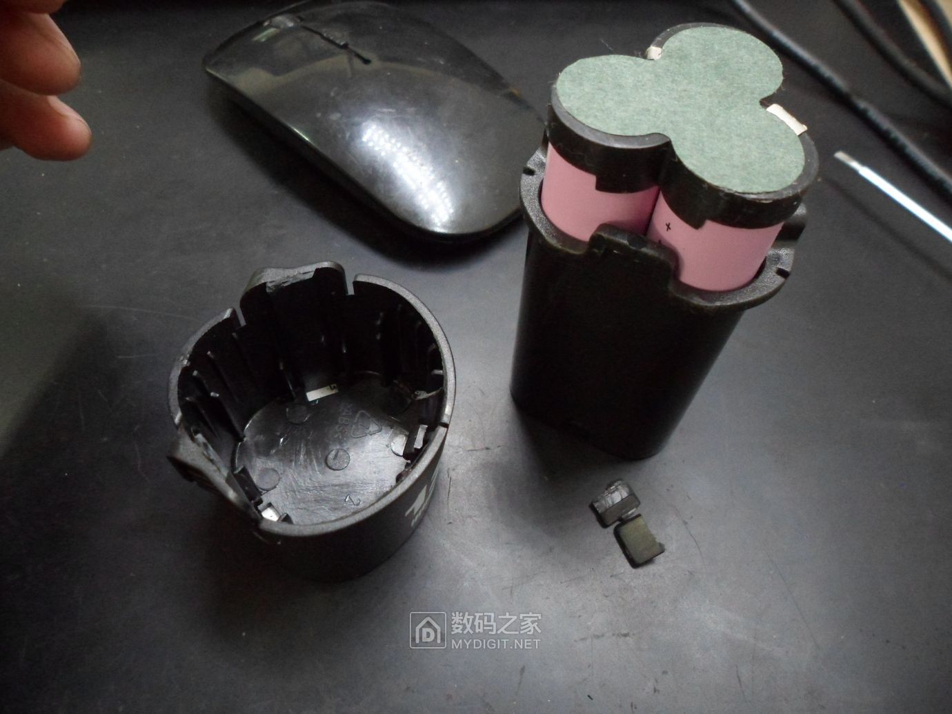 手电钻的电池外壳摔坏了修补一下