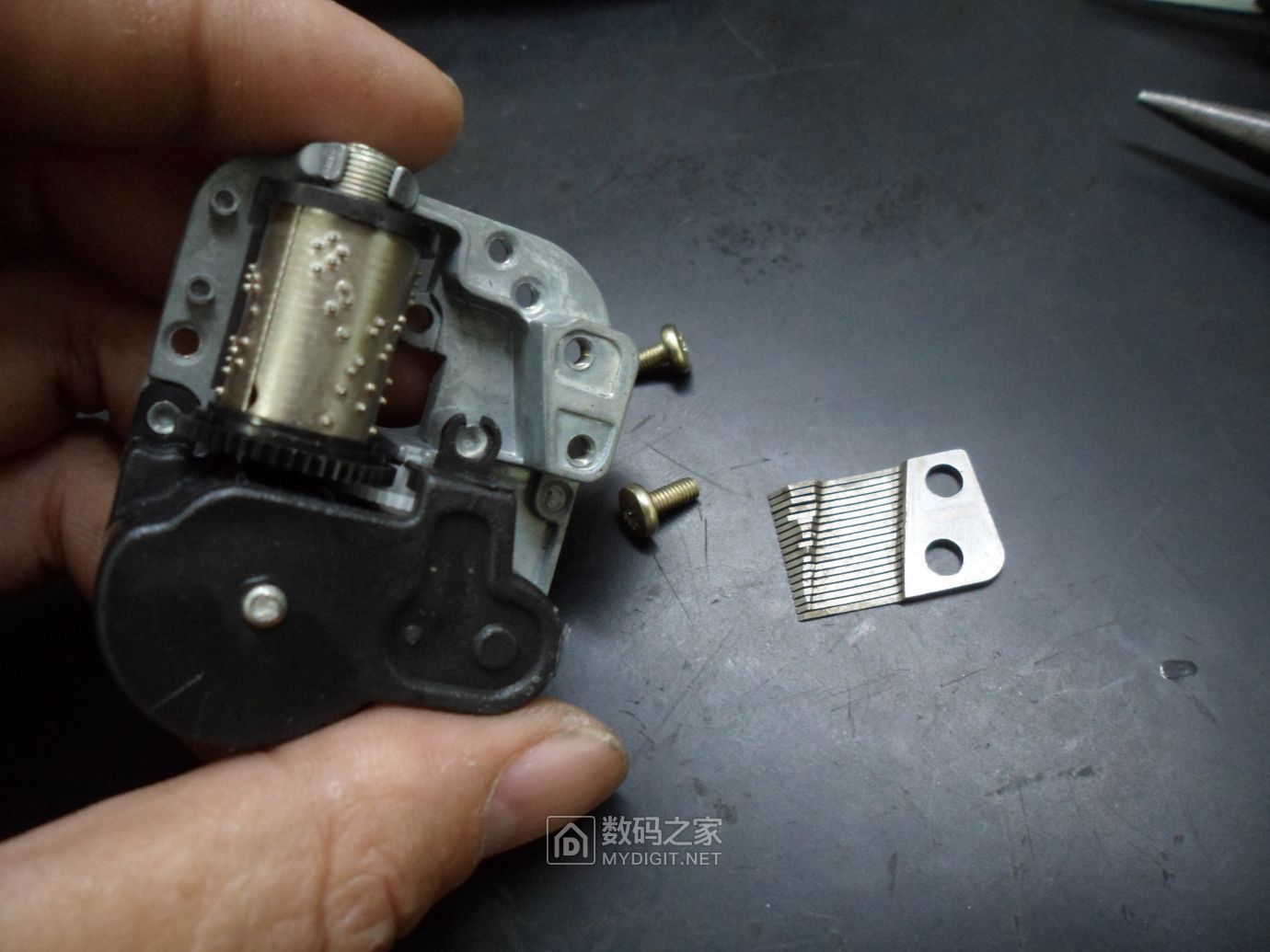 家里的八音盒坏了拆了