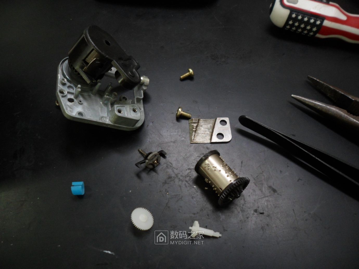 家里的八音盒坏了拆了