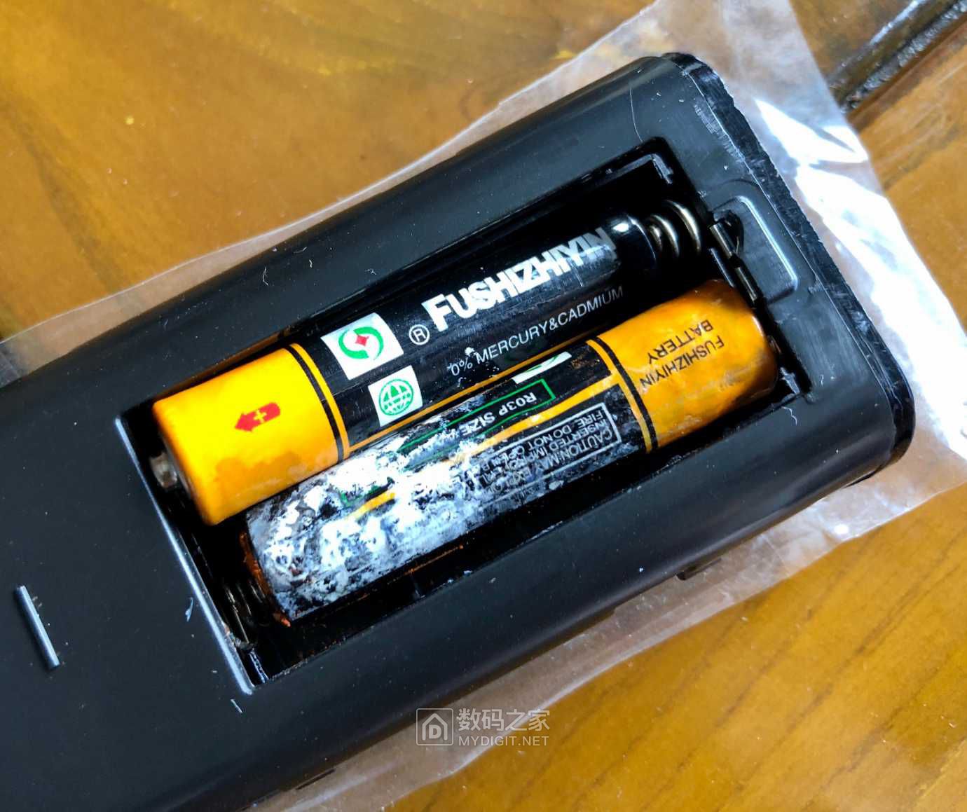 惠威m200mk3遥控器电池漏夜,还好发现及时