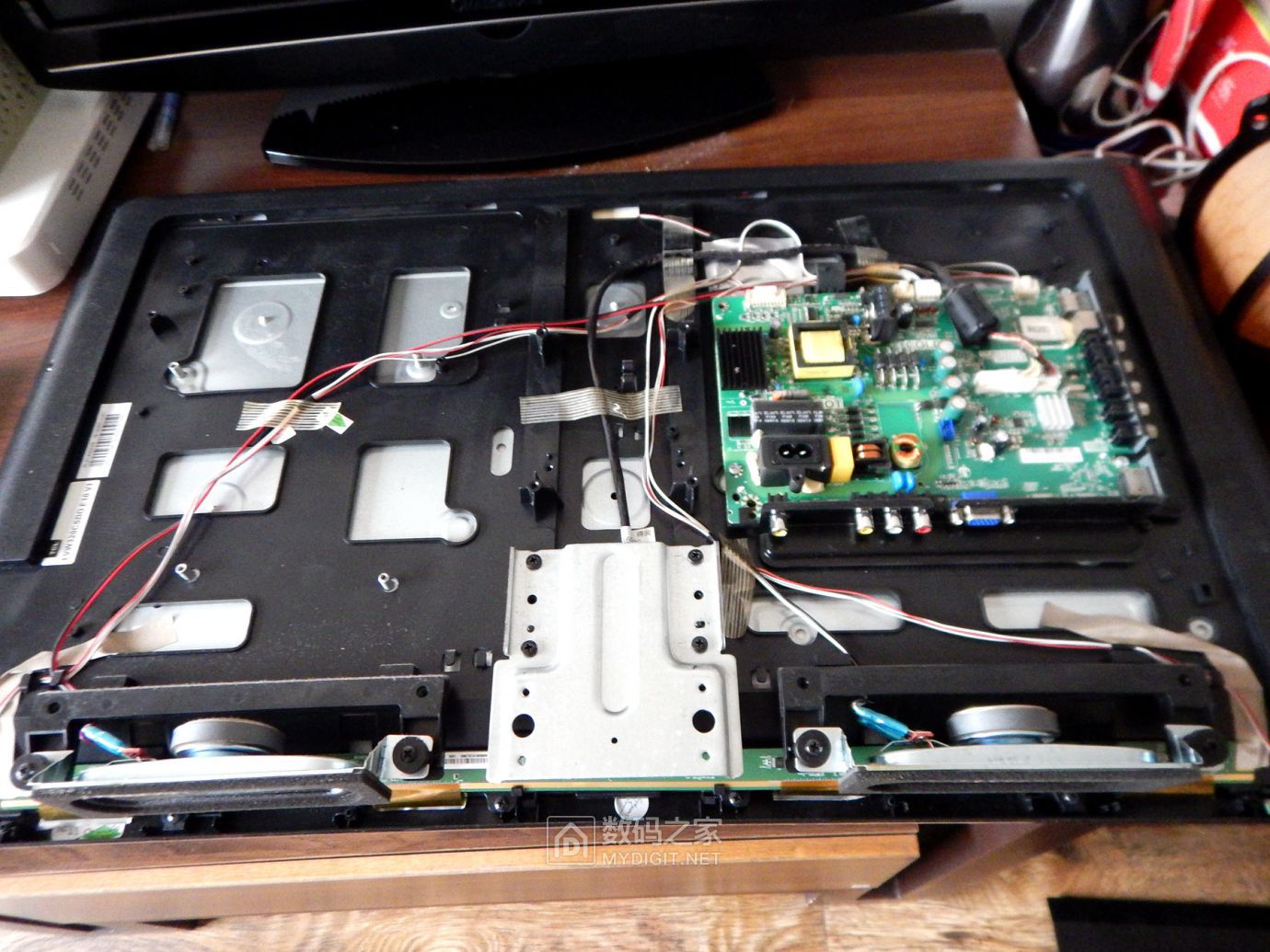 液晶电视背光坏了,结果修的时候把屏幕碰碎了,拆之