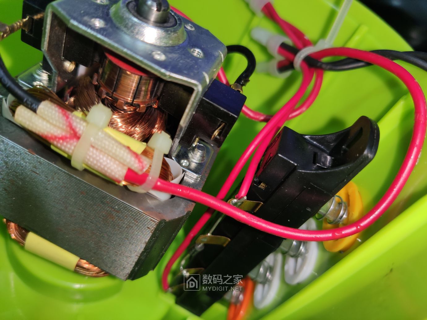 拆解强仕达小型榨汁机