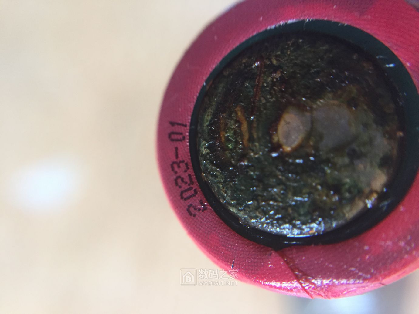 小米5号碱性电池漏液了