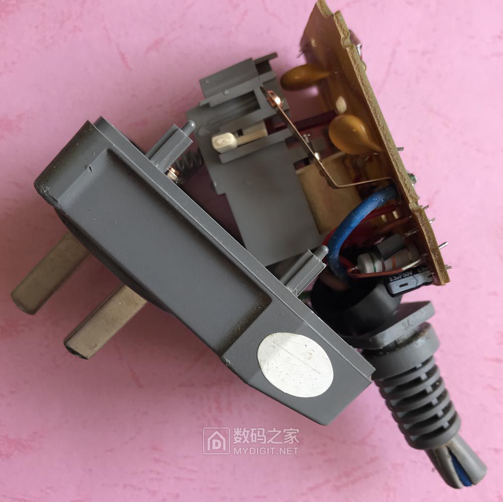 拆一个信辉达牌带漏电保护功能的插头