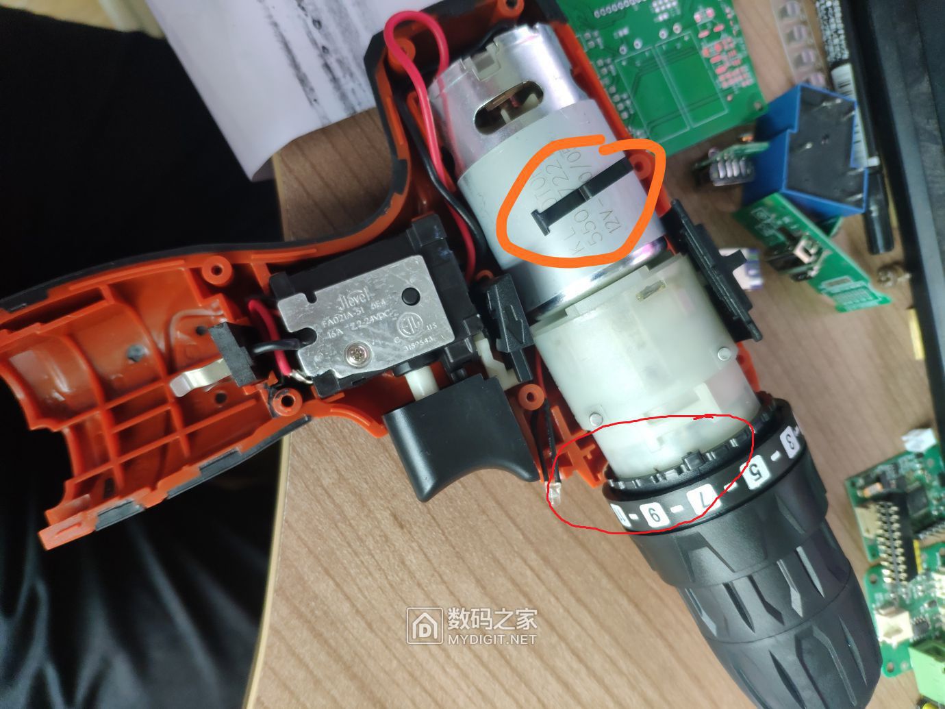 求助:米霍克锂电钻,拆开掉了个铁片出来,不知道要装哪里