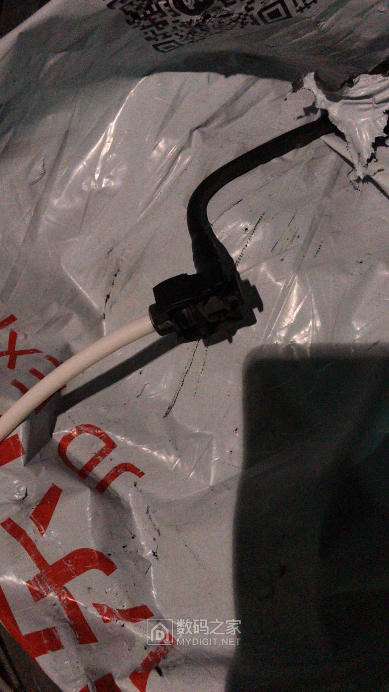 接口部分用塑料袋垫着，以免弄脏车子