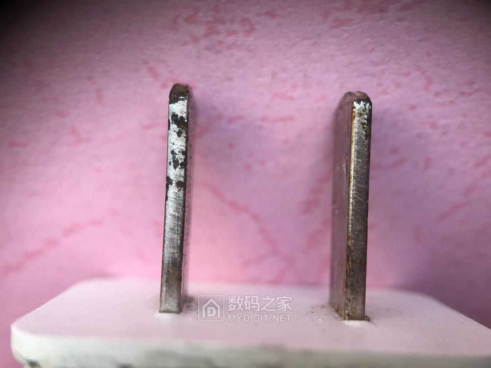 锈迹斑斑的插脚.jpg