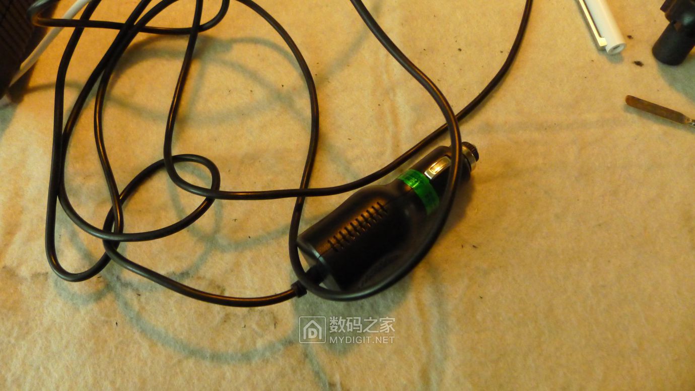 拆解斯柯达4儿子店安装的点烟器输出头