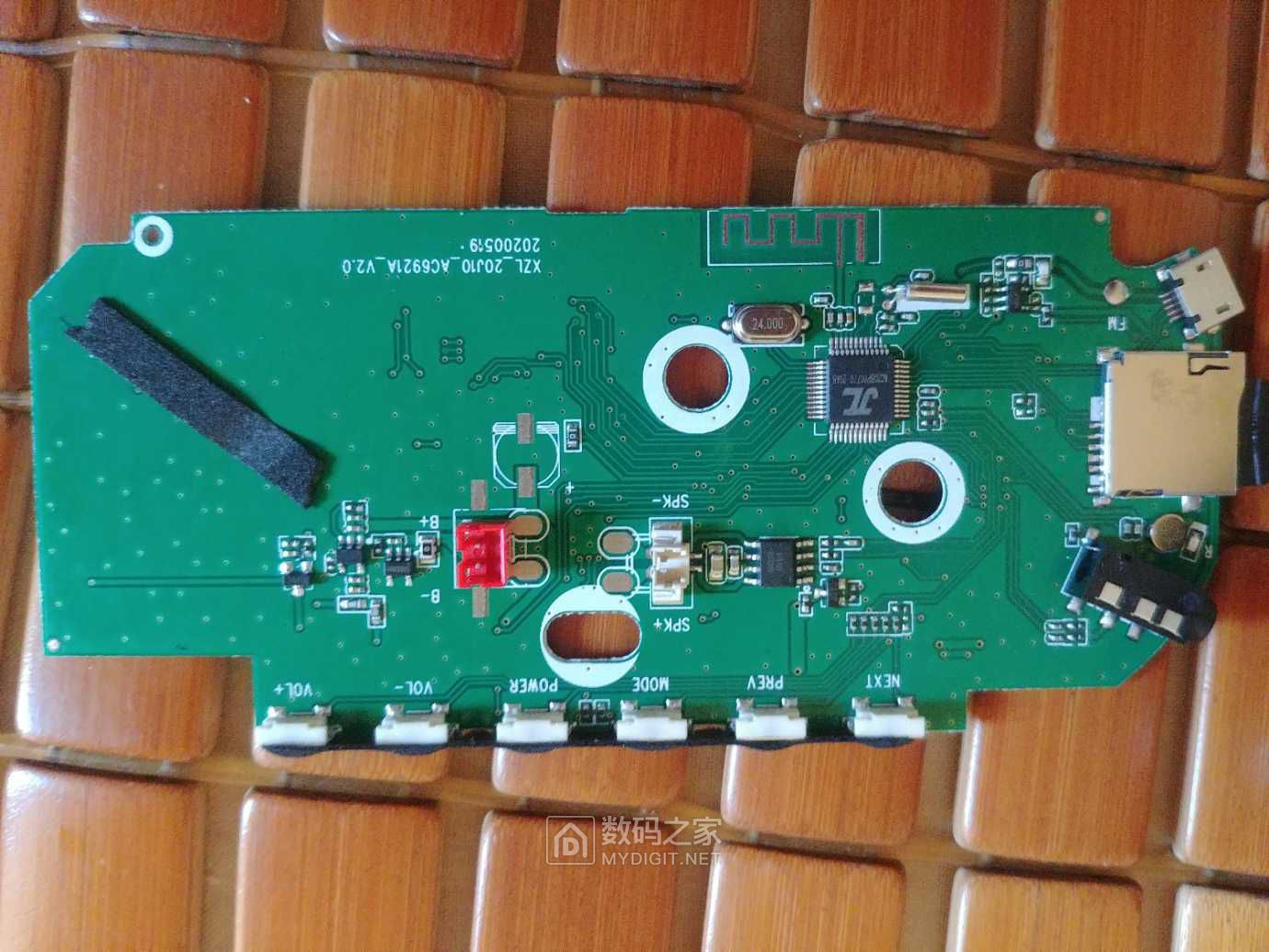 拆解一个拼多多上买的夏新k19蓝牙闹钟音箱改立体声输出外接电脑音箱