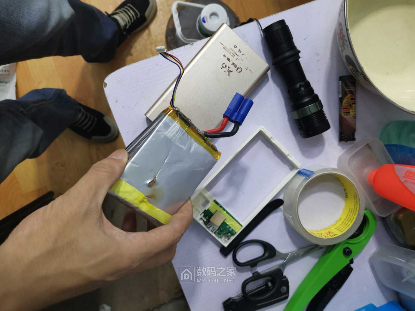 拆解小能人汽车启动电源
