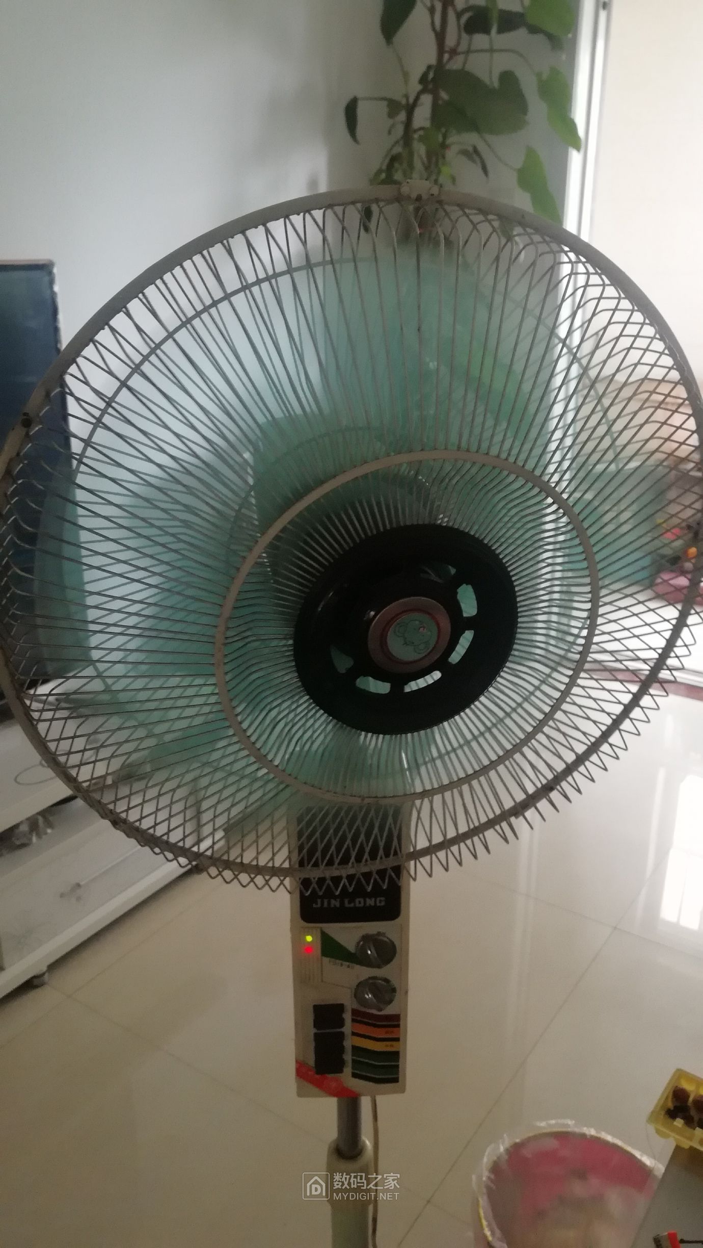 一个老金龙牌落地扇摔裂了