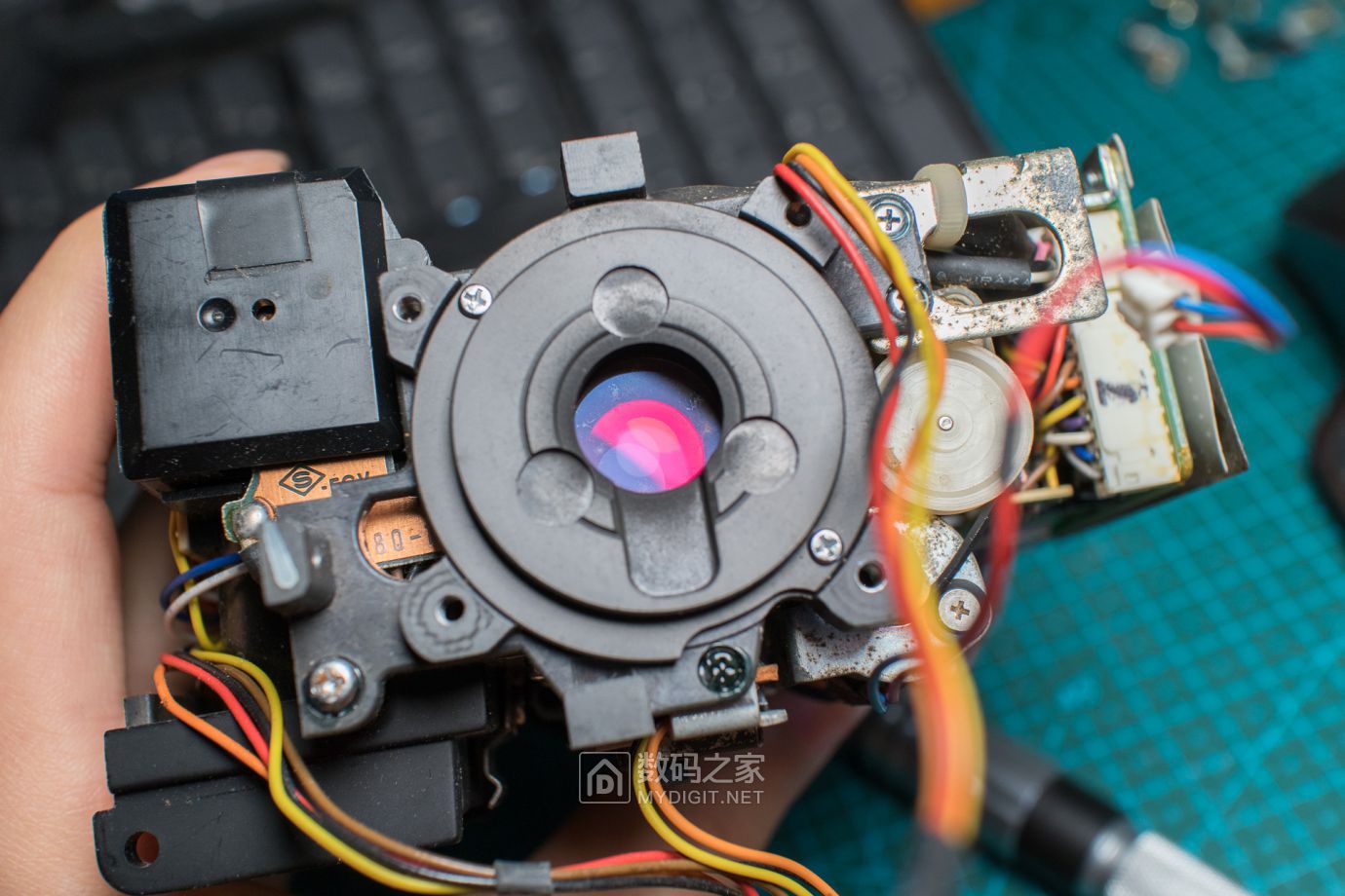 剩下的机芯主板一会详细展示 自动对焦模组的线 摄像管靶面,1/2英寸