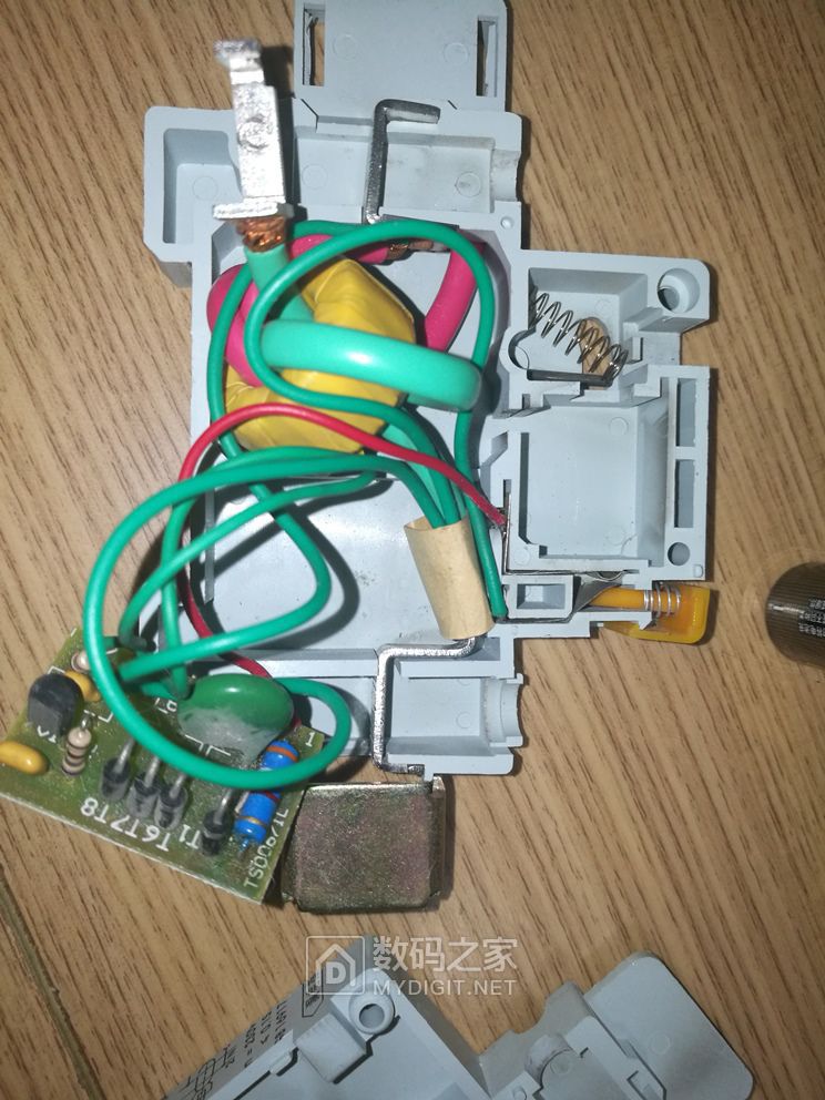 漏电保护器拆除脱扣器图片